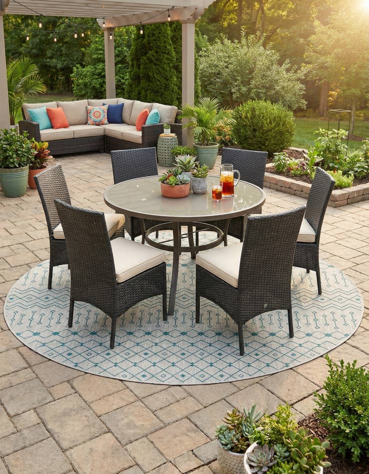 Detail image of 13' x 13' Easy-Clean Trellis Indoor / Outdoor Round Rug