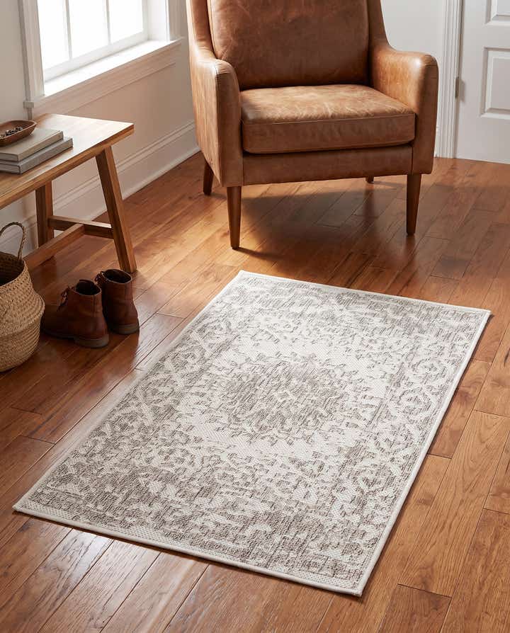 2' x 3' Easy-Clean Traditional Indoor / Outdoor Rug