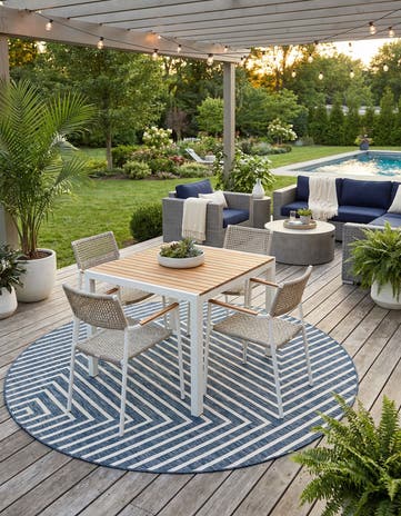 7' 10 x 7' 10 Easy-Clean Modern Indoor / Outdoor Round Rug
