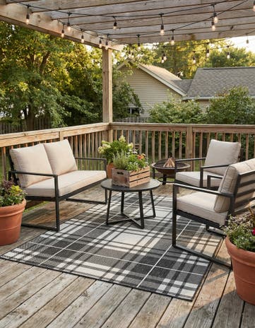 5' 3 x 8' Easy-Clean Checkered Indoor / Outdoor Rug