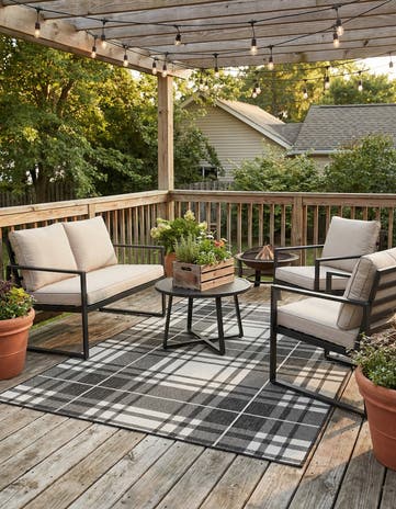 5' 3 x 8' Easy-Clean Checkered Indoor / Outdoor Rug