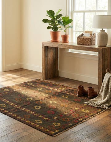 3' 10 x 4' 2 Hand Knotted Sumak Wool Square Rug
