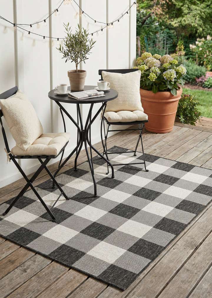 4' x 6' Easy-Clean Checkered Indoor / Outdoor Rug