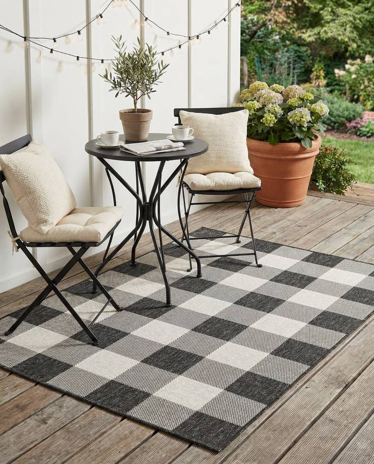 Detail image of 4' x 6' Easy-Clean Checkered Indoor / Outdoor Rug