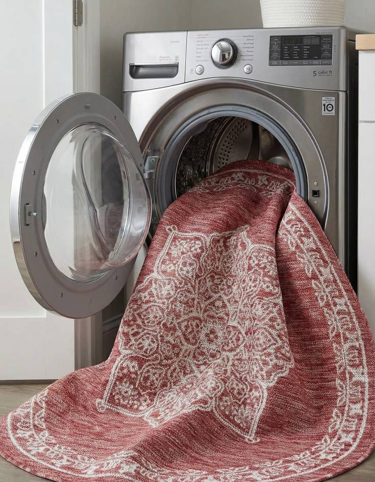 Detail image of 4' x 4'  Washable Traditional Indoor / Outdoor Round Rug