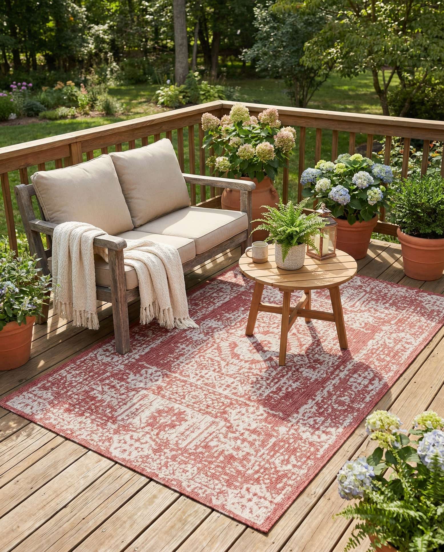 4' x 6' Easy-Clean Traditional Indoor / Outdoor Rug