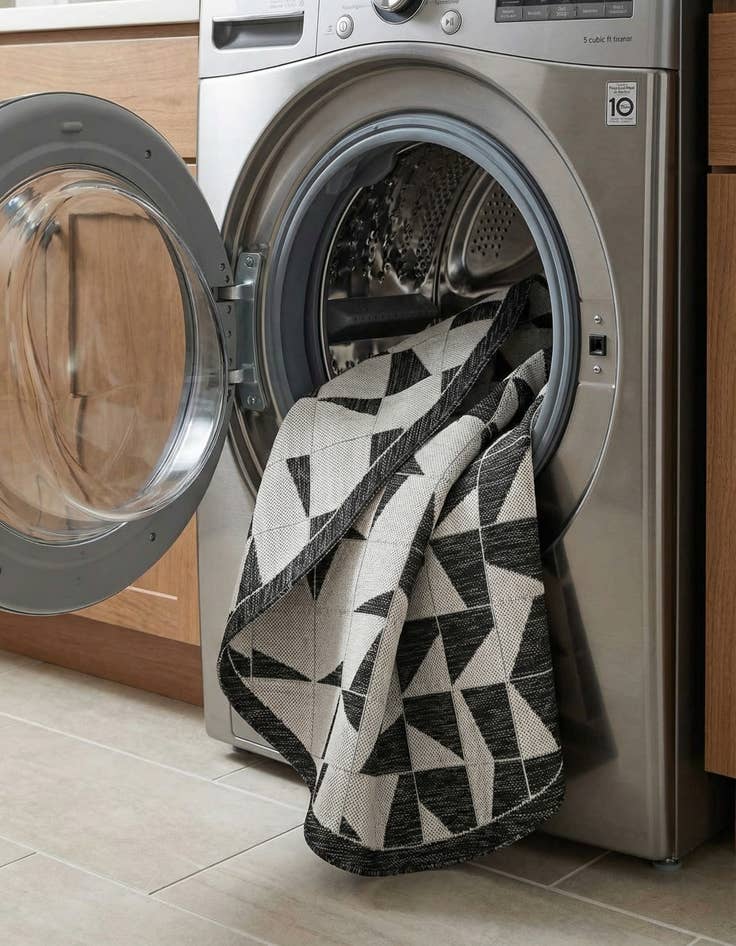 Detail image of 6' x 6'  Washable Modern Indoor / Outdoor Round Rug