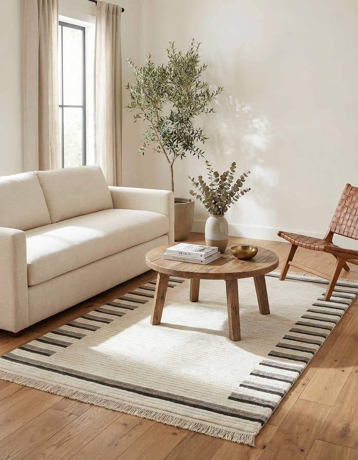 Detail image of 2' 9 x 4' 10  Hand Knotted Darya Wool Rug