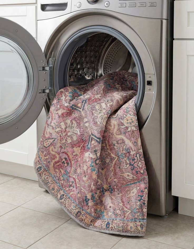 Detail image of 3' 3 x 3' 3  Washable Nostalgia Round Rug