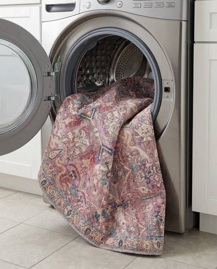 Detail image of 3' 3 x 3' 3 Washable Nostalgia Round Rug