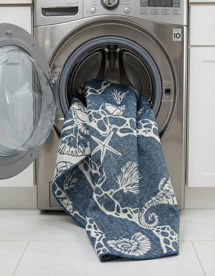 Detail image of  7' 10 x 7' 10  Washable Coastal Indoor / Outdoor Round Rug