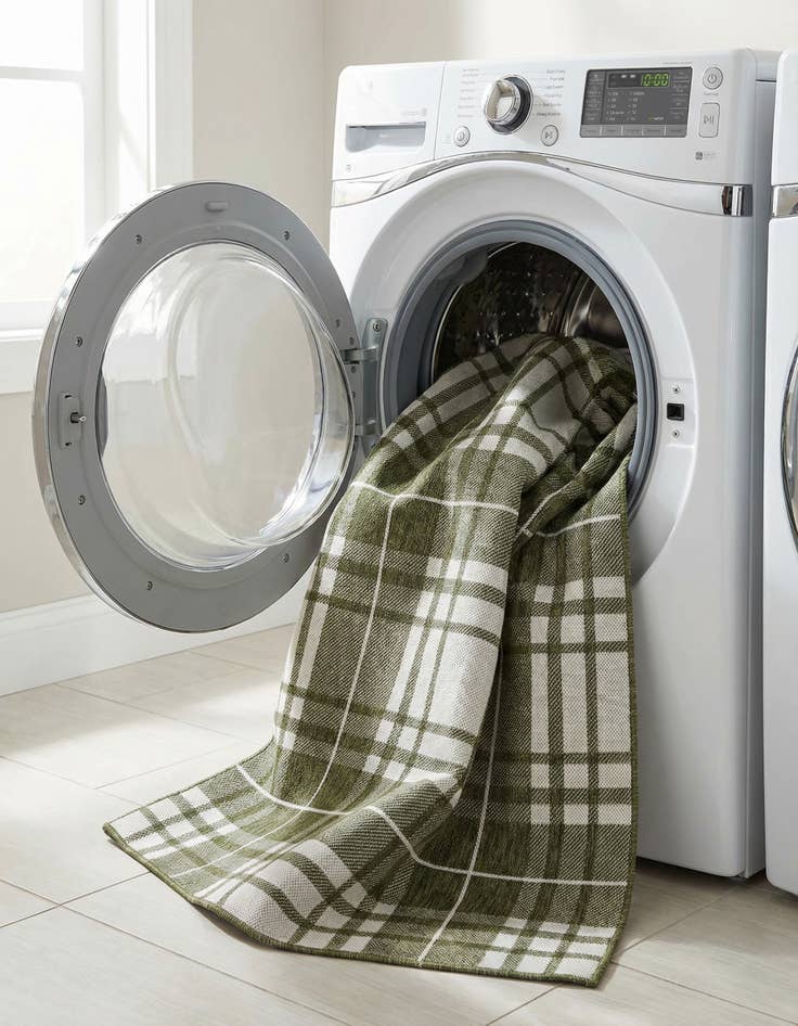 Detail image of  5' 3 x 8'  Washable Checkered Indoor / Outdoor Rug