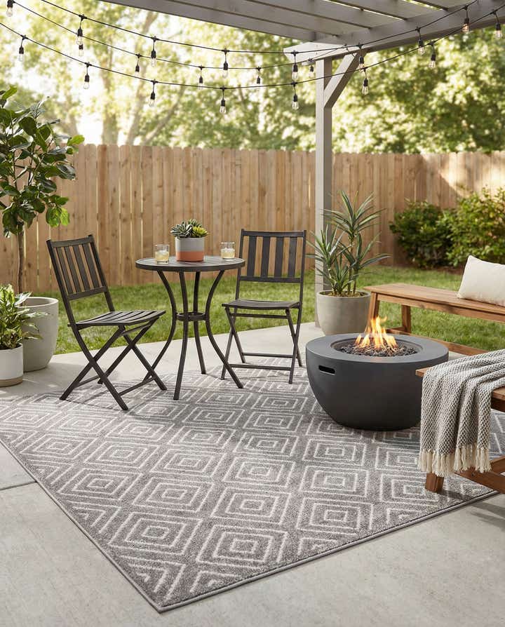 5' 3 x 7' 8 Easy-Clean Modern Indoor / Outdoor Rug