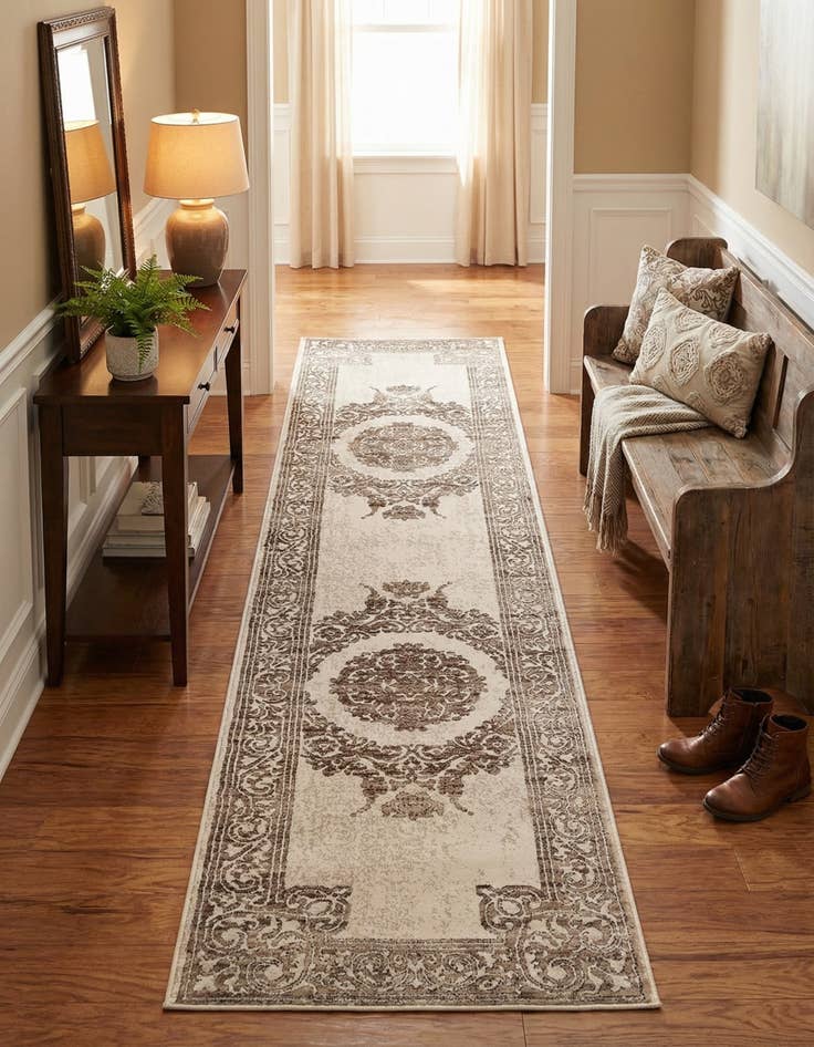 Detail image of 2' 6 x 10' Hermitage Runner Rug