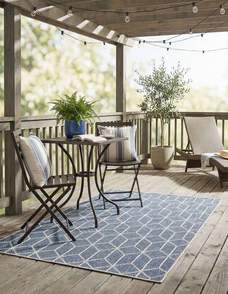 Detail image of  4' 1 x 6' 1  Washable Lattice Indoor / Outdoor Rug