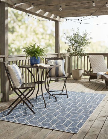 4' 1 x 6' 1 Easy-Clean Lattice Indoor / Outdoor Rug