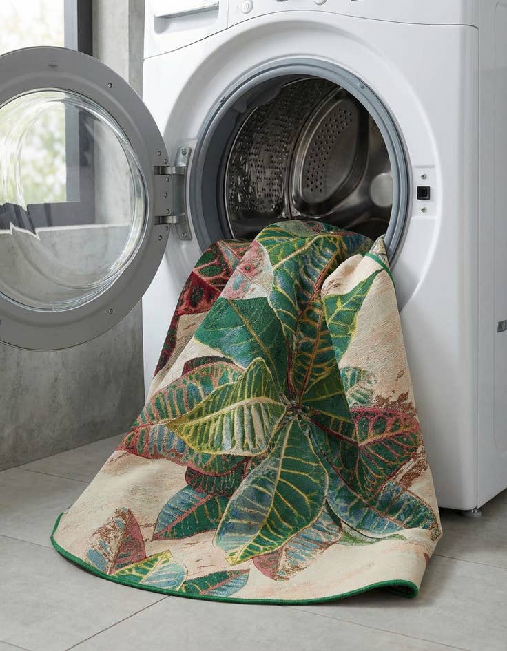 Detail image of  7' 10 x 7' 10  Washable Botanical Indoor / Outdoor Round Rug