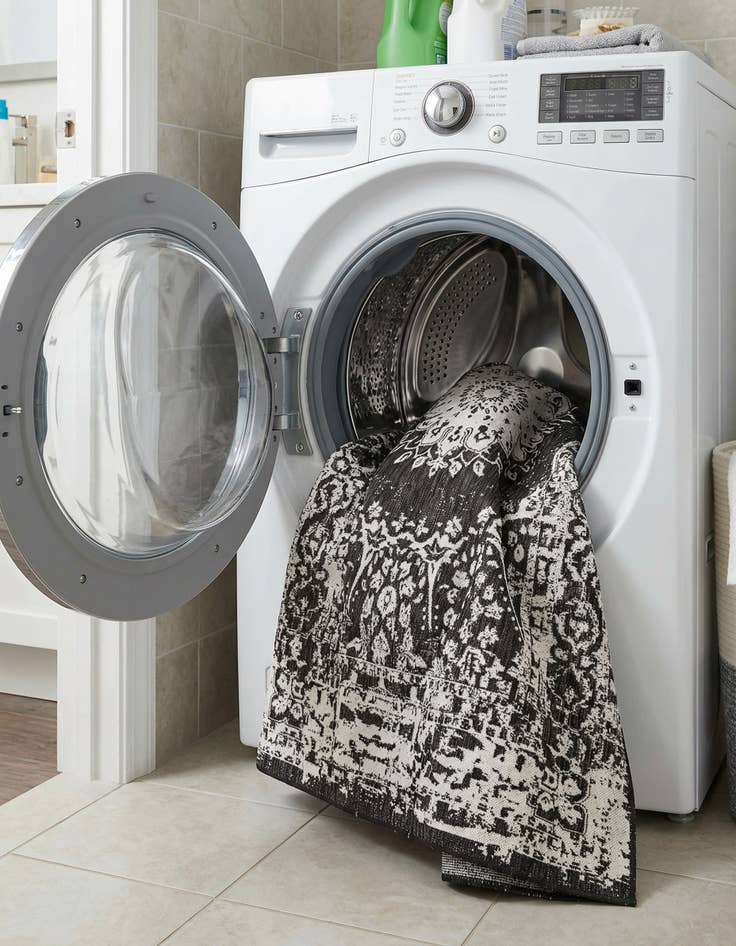 Detail image of  6' x 9'  Washable Traditional Indoor / Outdoor Rug