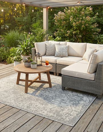 4' 1 x 6' 1 Easy-Clean Traditional Indoor / Outdoor Rug