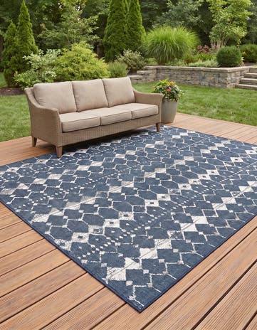 7' 10 x 7' 10 Easy-Clean Trellis Indoor / Outdoor Square Rug