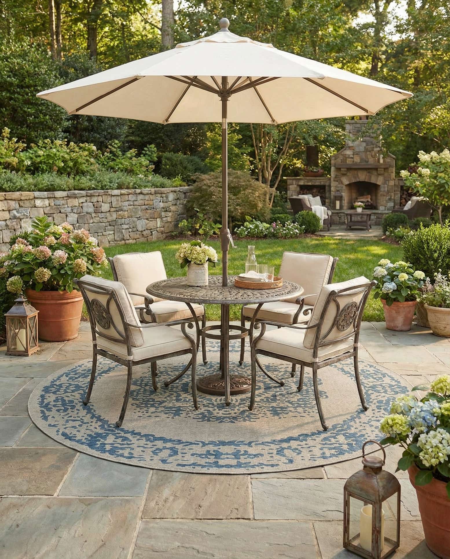 10' 8 x 10' 8 Easy-Clean Traditional Indoor / Outdoor Round Rug