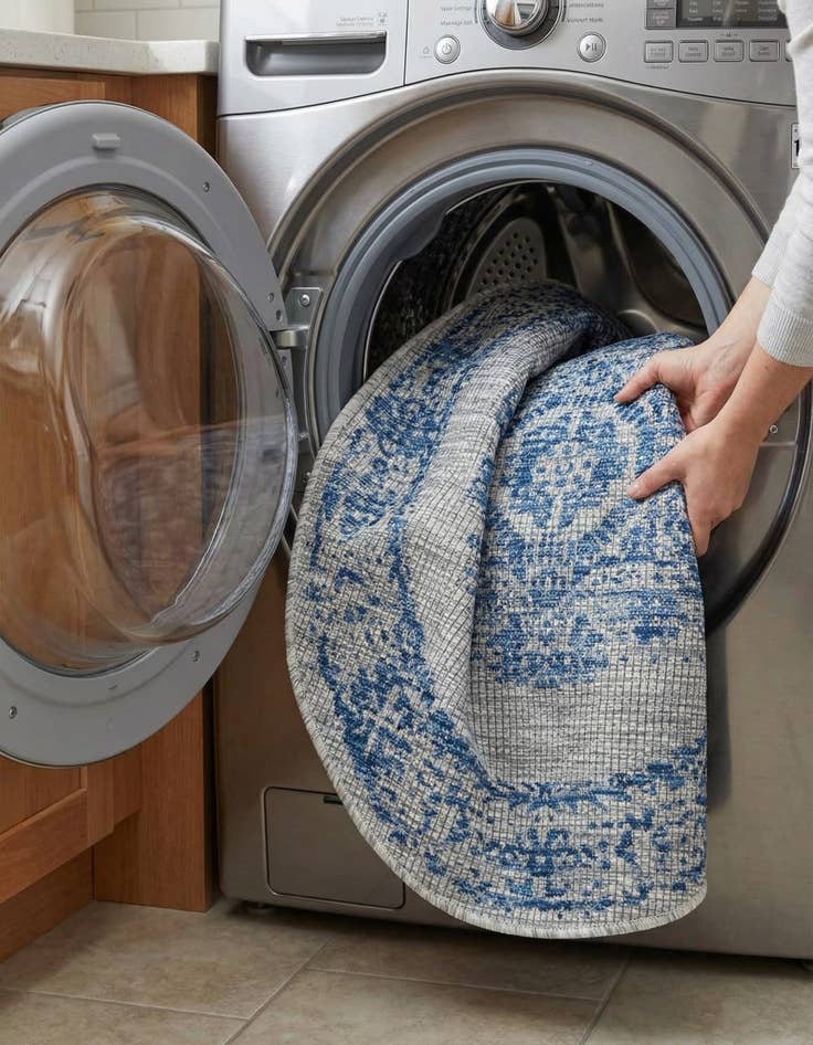 Detail image of 4' x 4'  Washable Traditional Indoor / Outdoor Round Rug