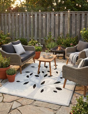 5' 3 x 7' 7 Easy-Clean Indoor / Outdoor Rug
