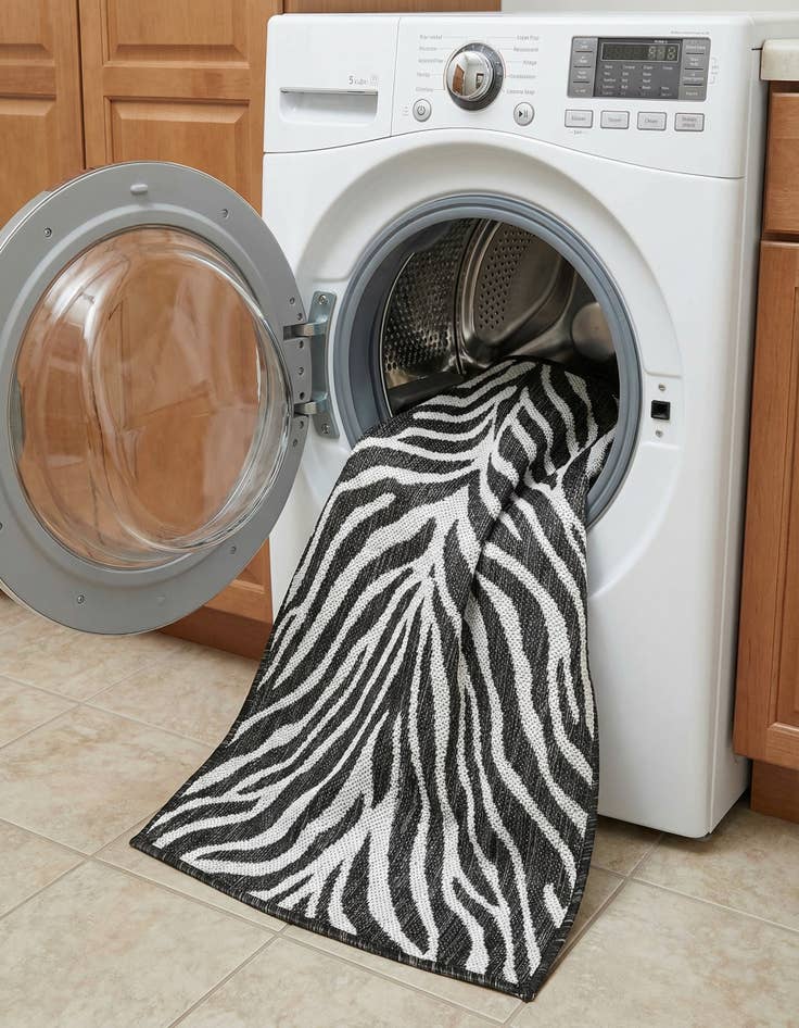 Detail image of 2' x 3'  Washable Safari Indoor / Outdoor Rug