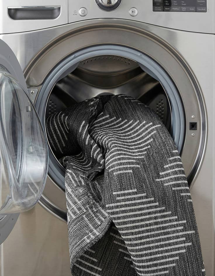 Detail image of 2' x 4'  Washable Modern Indoor / Outdoor Runner Rug