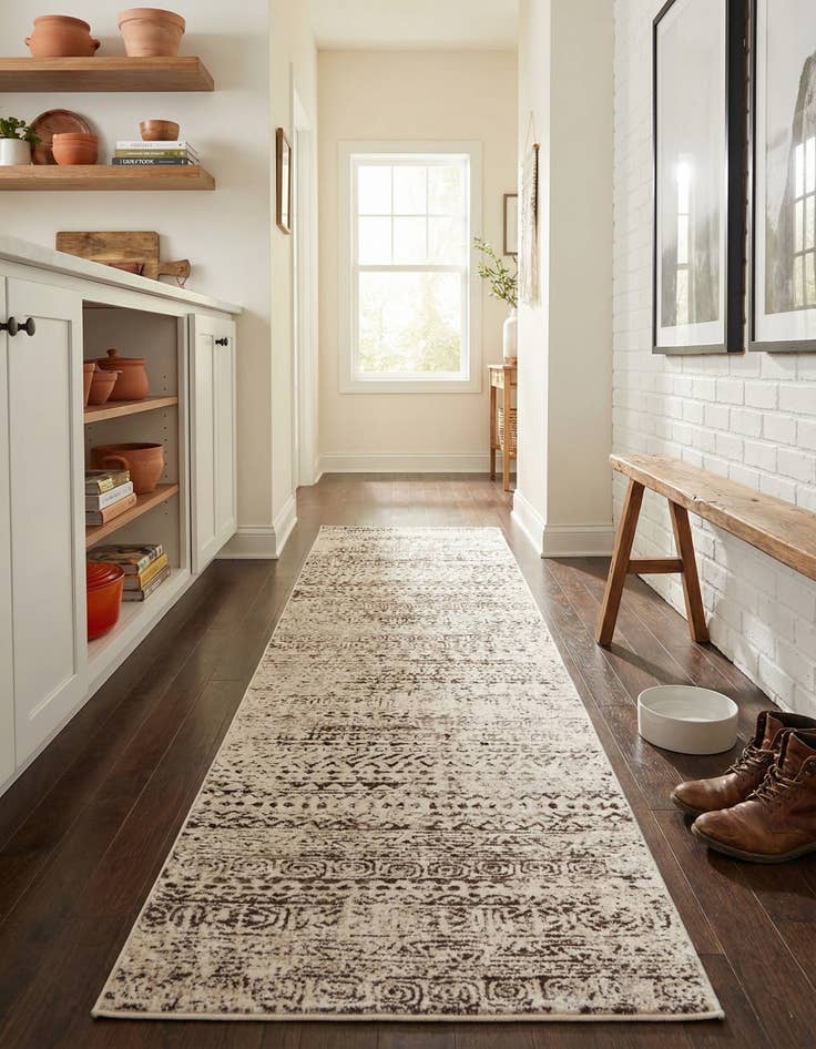 Detail image of 2' 6 x 10' Hermitage Runner Rug