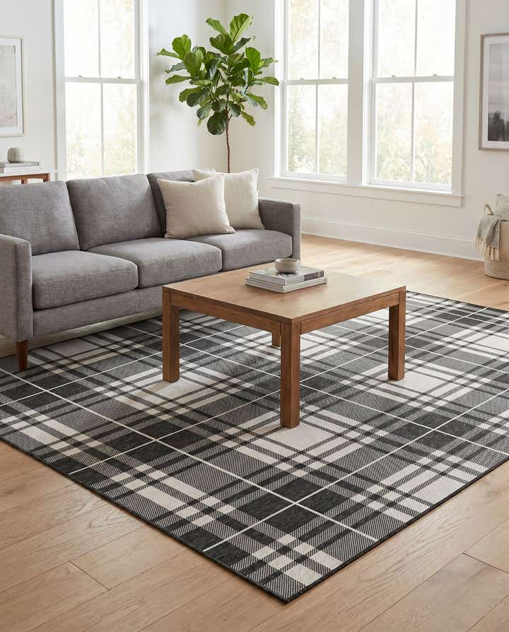 7' 10 x 7' 10 Easy-Clean Checkered Indoor / Outdoor Square Rug