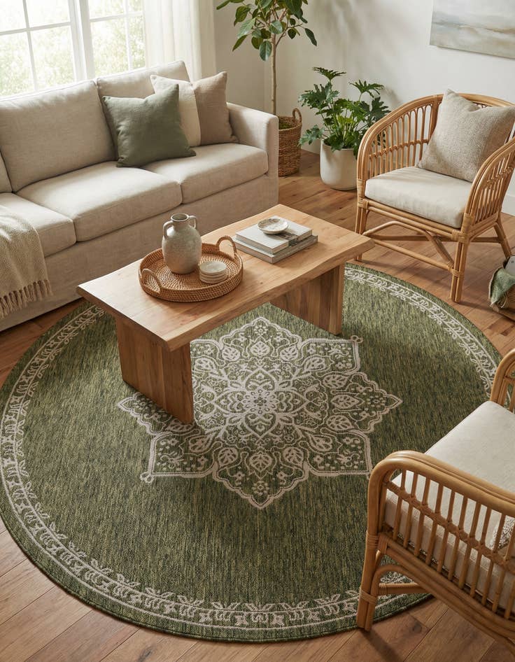Detail image of 7' 10 x 7' 10 Easy-Clean Traditional Indoor / Outdoor Round Rug