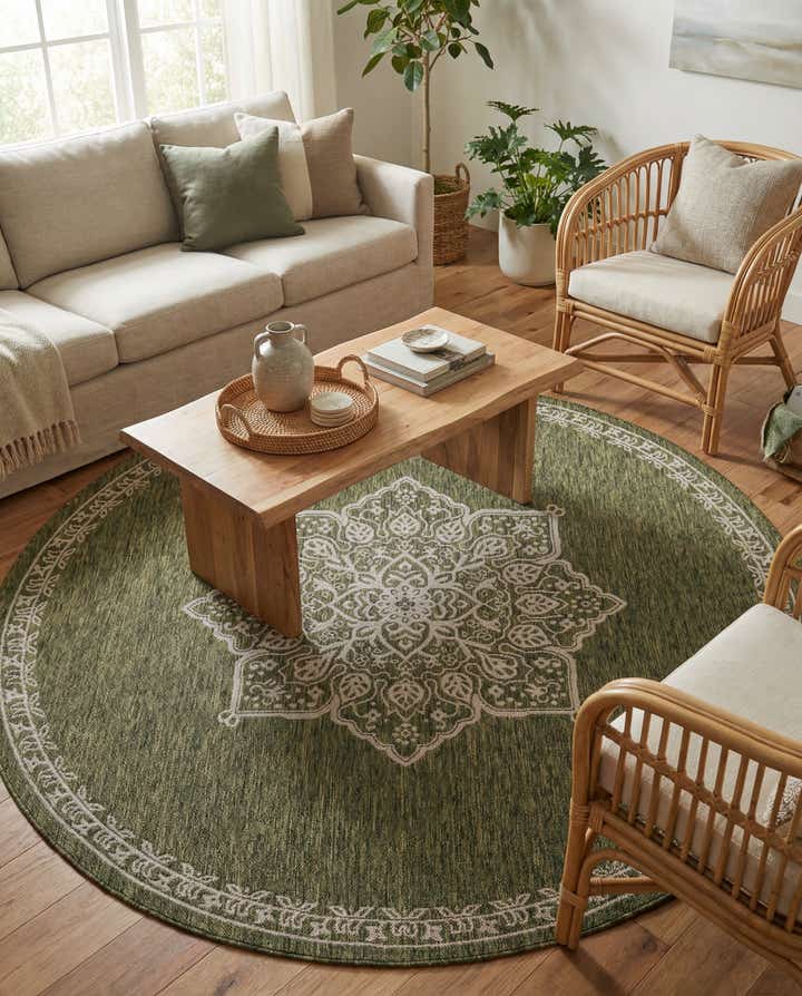7' 10 x 7' 10 Easy-Clean Traditional Indoor / Outdoor Round Rug