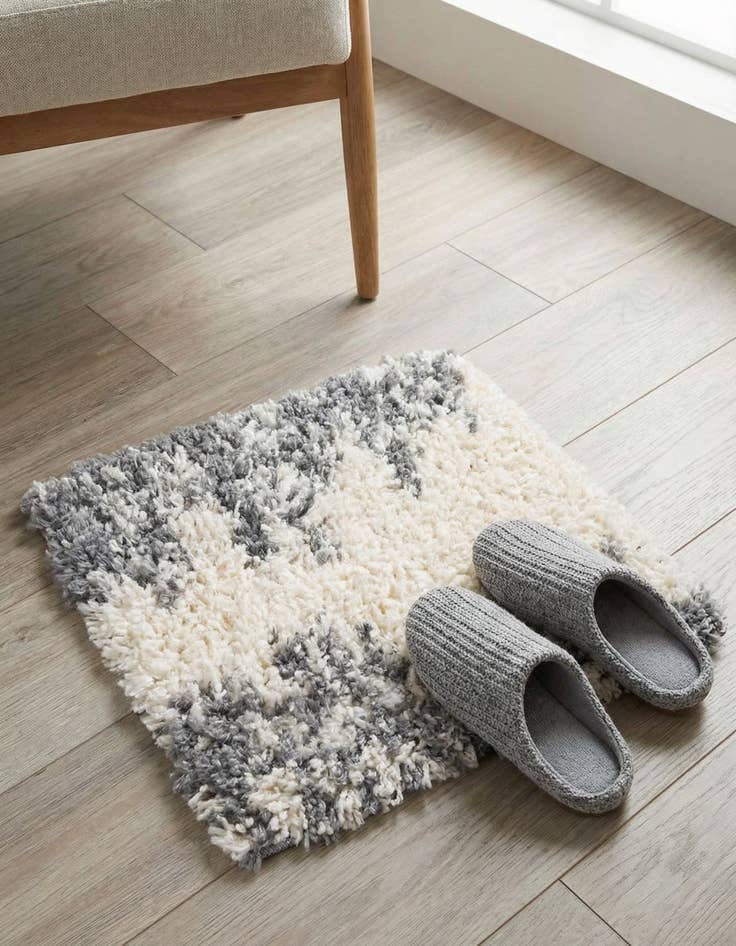 Detail image of 1' 4 x 1' 4 Serenity Shag Sample Rug