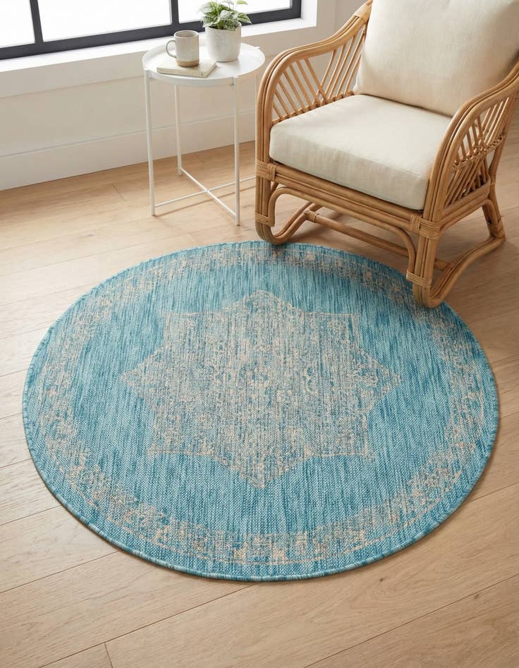 Detail image of 4' x 4'  Washable Traditional Indoor / Outdoor Round Rug