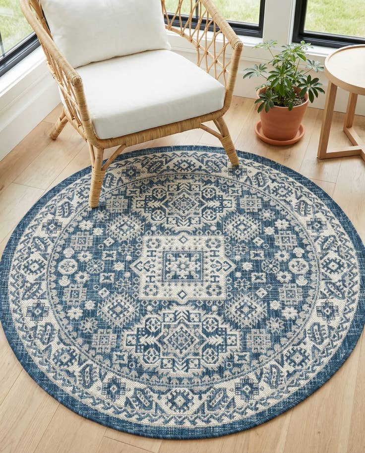 Detail image of 4' x 4' Easy-Clean Aztec Indoor / Outdoor Round Rug