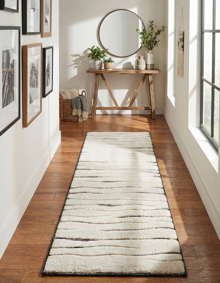 Detail image of 2' 7 x 8' Prismatic Runner Rug