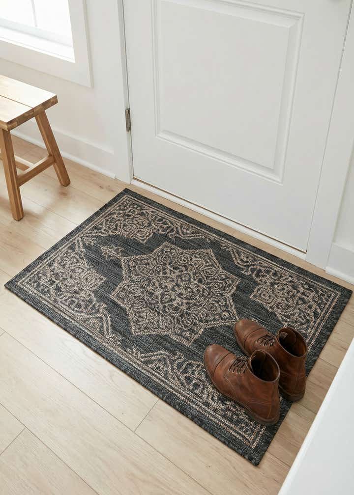 2' x 3' Easy-Clean Traditional Indoor / Outdoor Rug