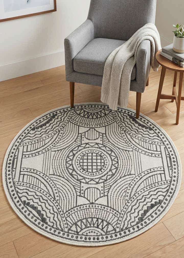 3' 1 x 3' 1 Easy-Clean Traditional Indoor / Outdoor Round Rug
