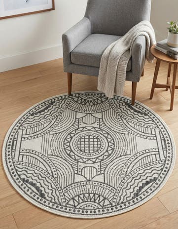 3' 1 x 3' 1 Easy-Clean Traditional Indoor / Outdoor Round Rug