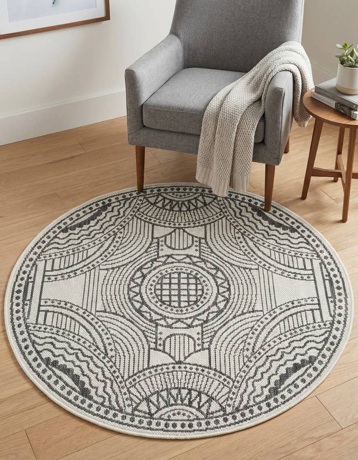 Detail image of 3' 1 x 3' 1  Washable Traditional Indoor / Outdoor Round Rug