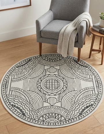 3' 1 x 3' 1 Easy-Clean Traditional Indoor / Outdoor Round Rug