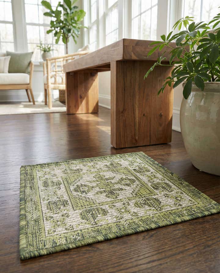 1' 4 x 1' 4 Easy-Clean Traditional Indoor / Outdoor Sample Rug