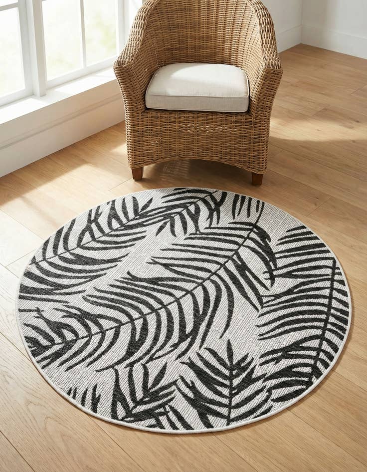 Detail image of 4' x 4'  Washable Botanical Indoor / Outdoor Round Rug
