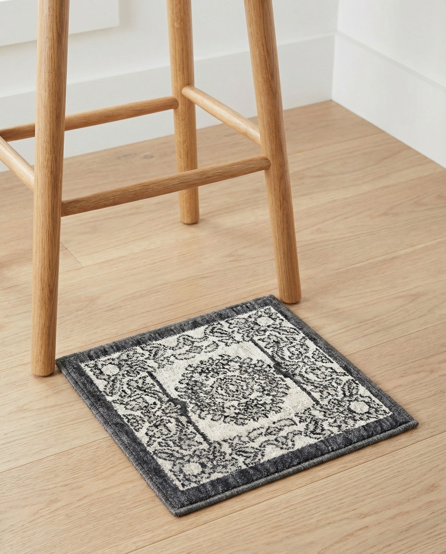 1' 4 x 1' 4 Eco Traditional Sample Rug