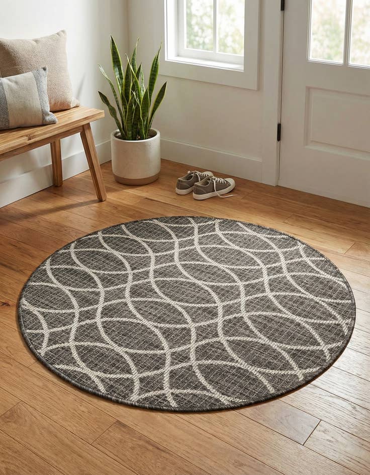 Detail image of 3' x 3' Washable Lattice Indoor / Outdoor Round Rug
