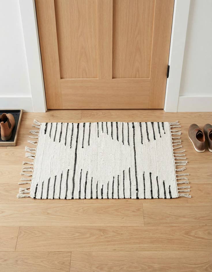 Detail image of  2' x 3' 1  Hand Woven Chindi Cotton Rug