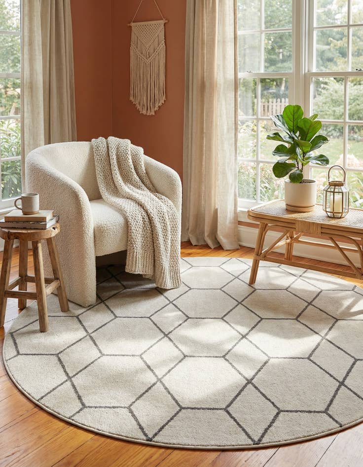 Detail image of 7' 10 x 7' 10 Lattice Frieze Round Rug