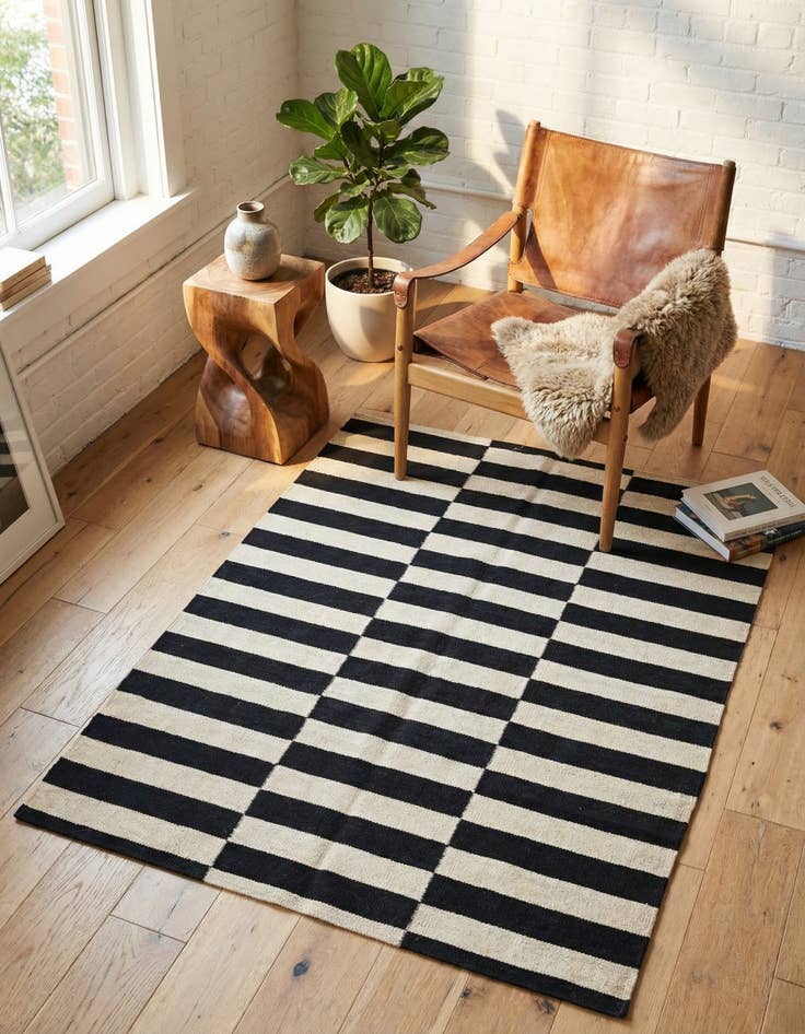 Detail image of 2' 7 x 4' 7 Hand Woven Kilim Modern Wool Rug