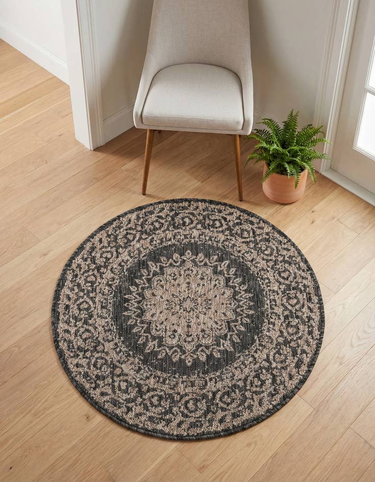 Detail image of 3' x 3' Washable Traditional Indoor / Outdoor Round Rug